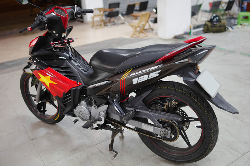 Dàn xe độ tem cổ vũ U23 Việt Nam trước trận chung kết